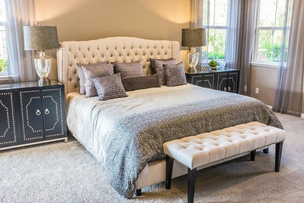Quels conseils pour déménager un lit king-size à travers un couloir étroit ?