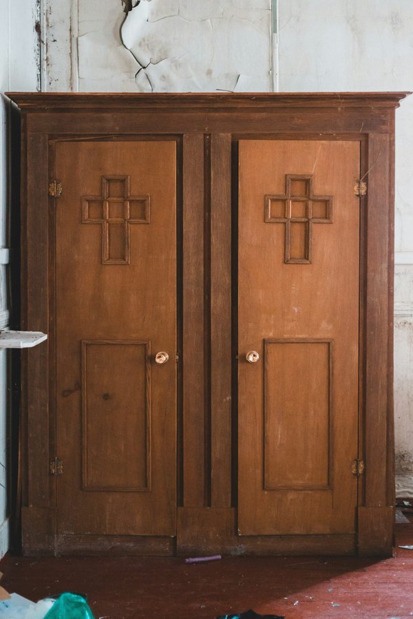 Quelles techniques pour déménager une armoire ancienne volumineuse ?