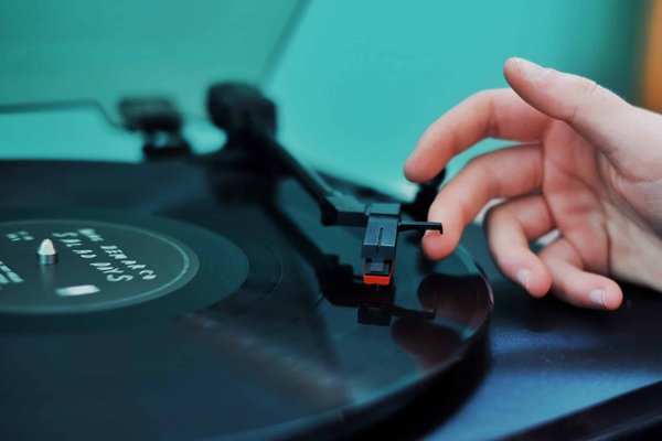Du vinyle au numérique : Les options de connectivité à rechercher dans un tourne-disque vinyle